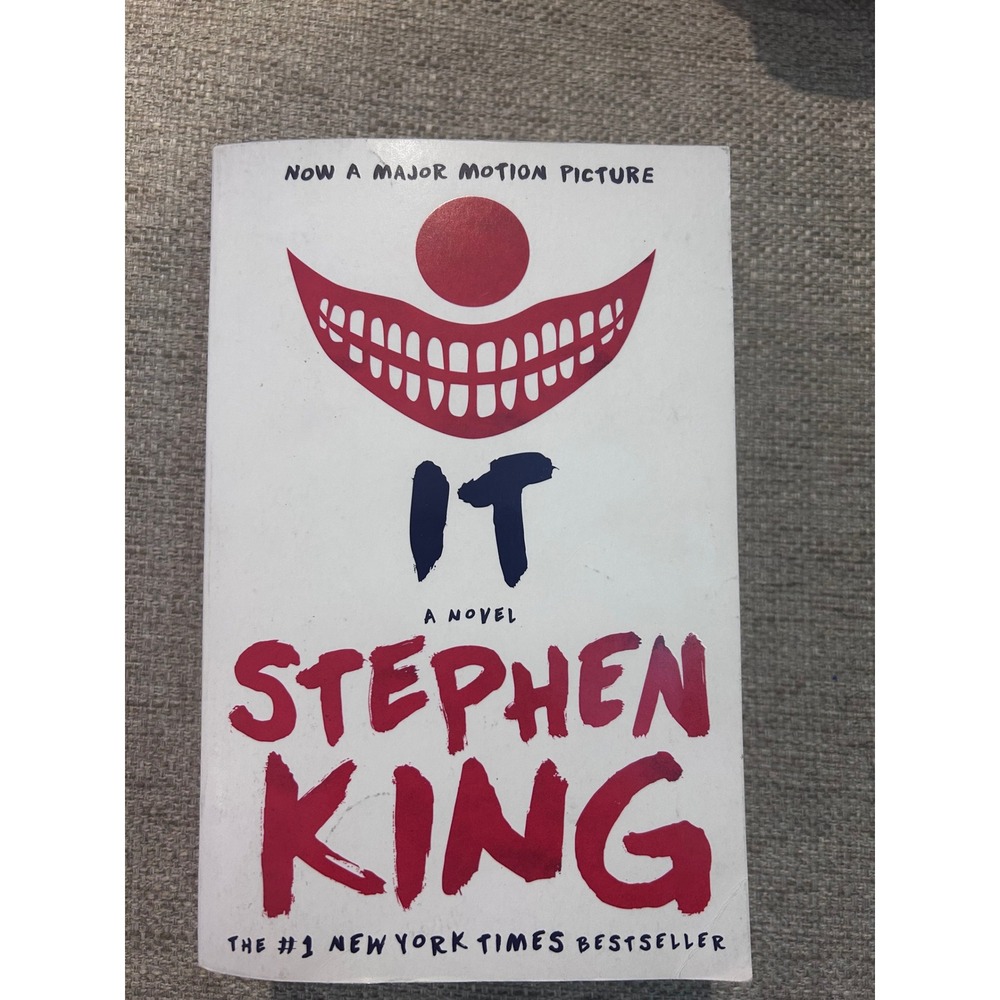 Stephen King IT Novel Paperback White Red Horror Pennywise Scribner 2016